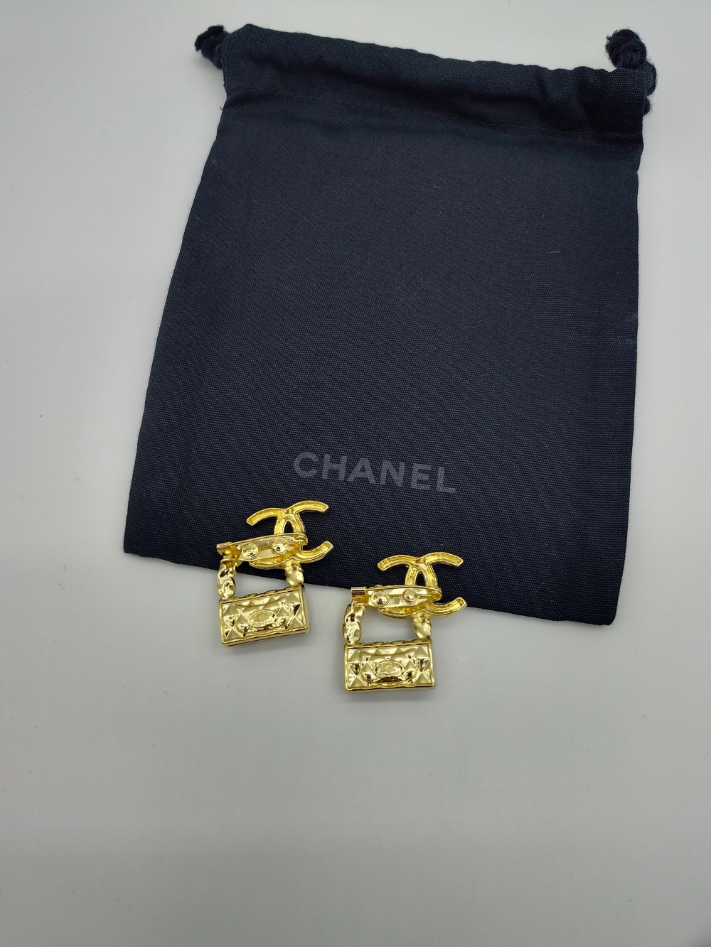CHANEL Mini Handbag Brooch Pair Gold Tone Black Enamel CC Pins B21K And Dust Bag - Picture 2 of 5